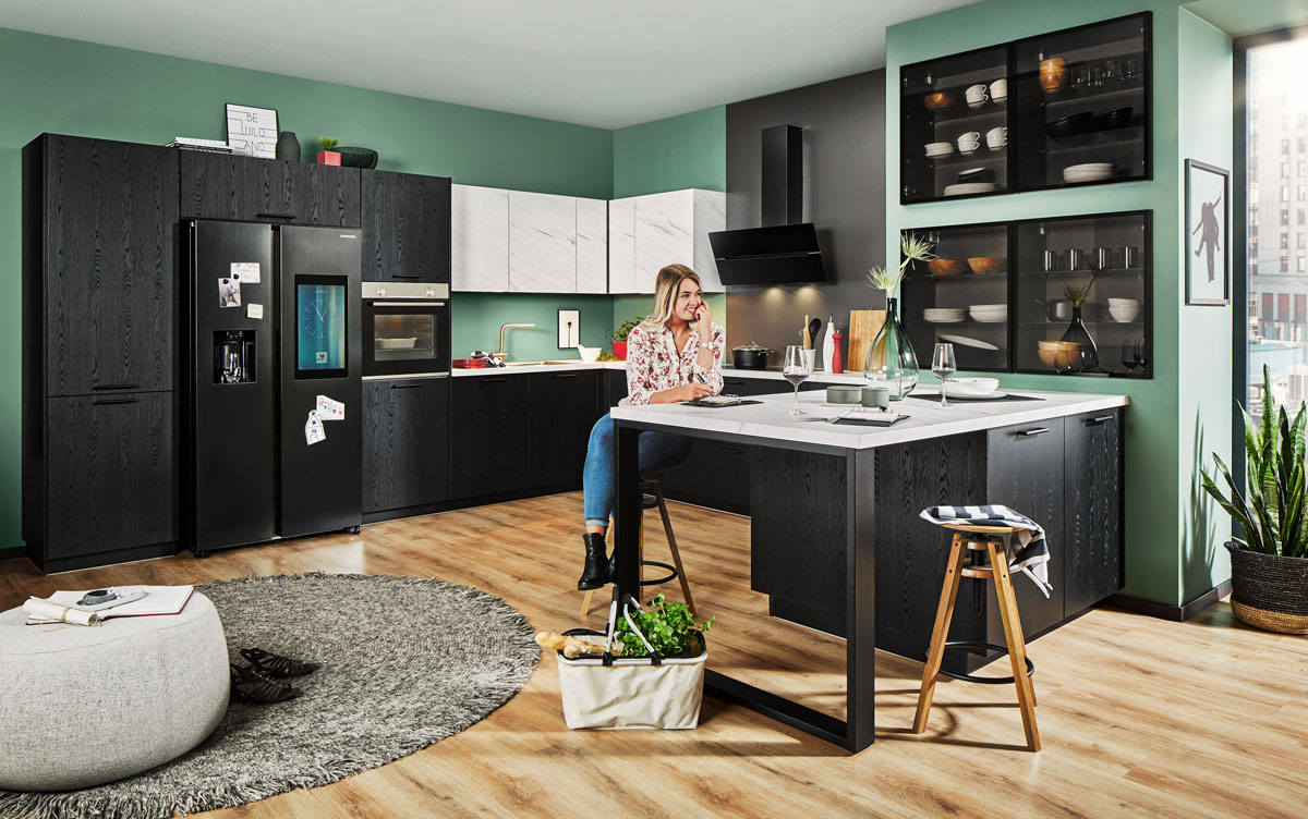 vito Küche Stella 403 mit Fronten in schwarzer Eiche Nero und Arbeitsplatte in Carrara vito Schwarzschränke Stella 403
