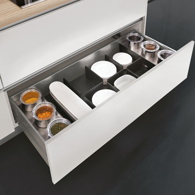 Universal-Organisation in Esche schwarz mit Massivholzstegen zur individuellen Raumeinteilung und 6 Vorratsdosenin der vito Küche Fire 460 Schubkasten vito Fire 460