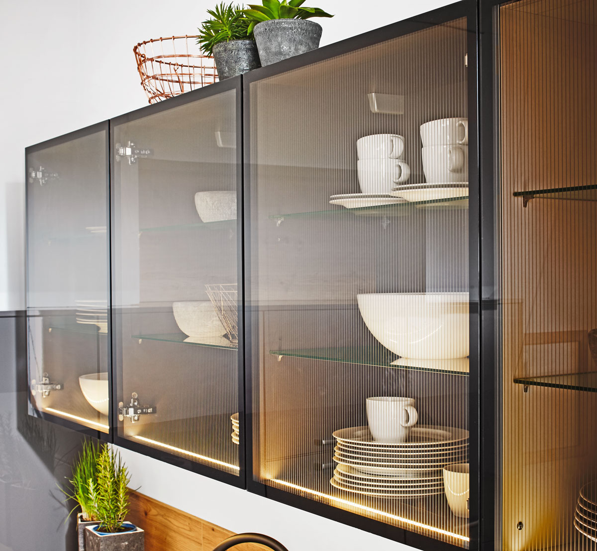 Wandschränke mit Ornamentglas in der vito Küche Fernanda 453-A exklusive vito Front Ornamentglas